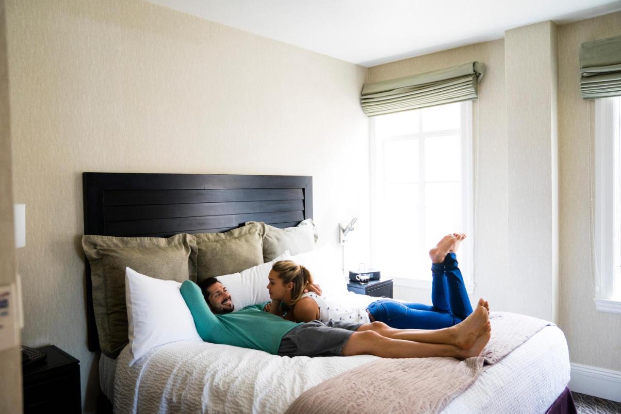Classic King Bed Studio Suite City View
