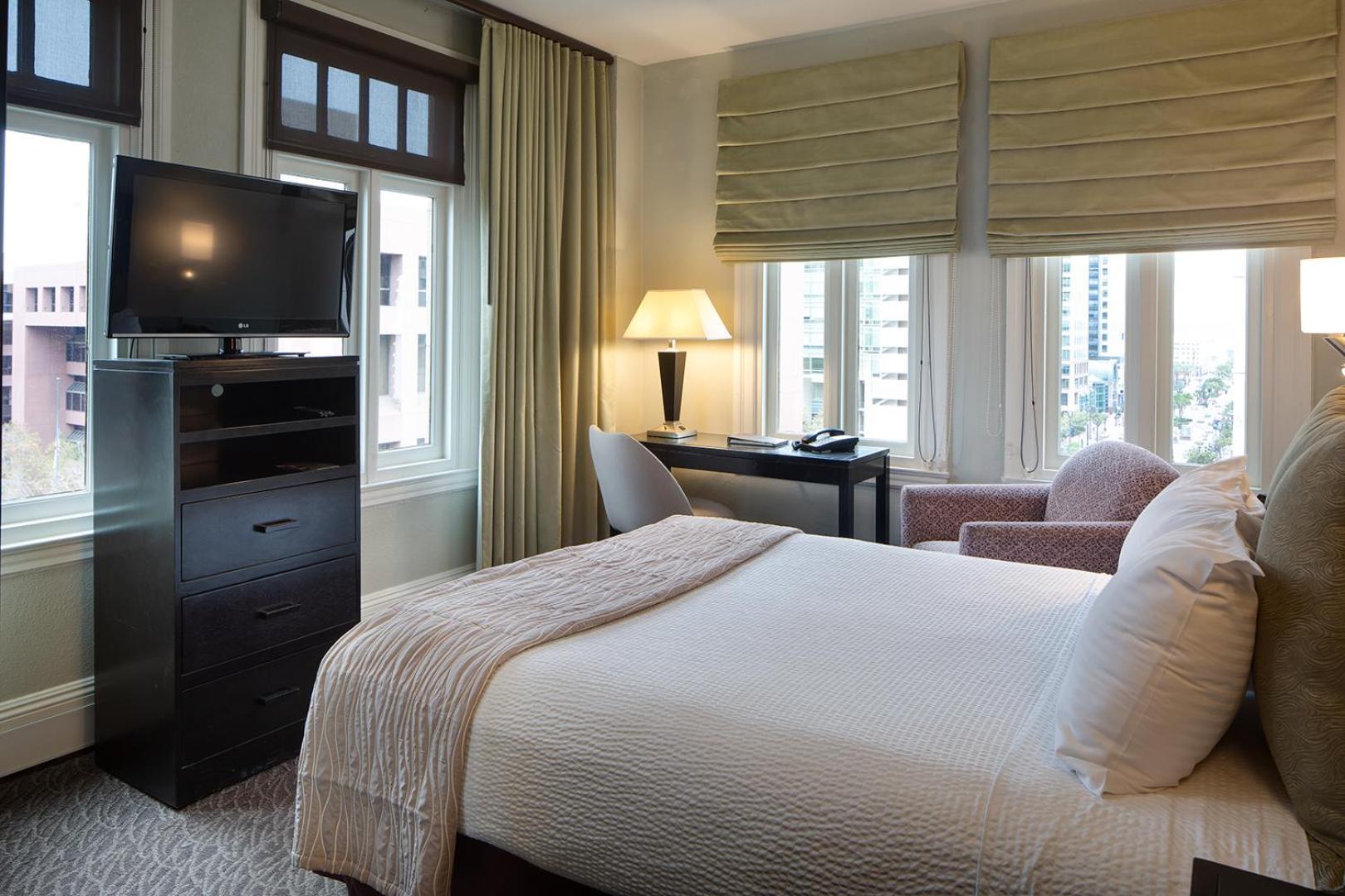 Classic Queen Bed City View